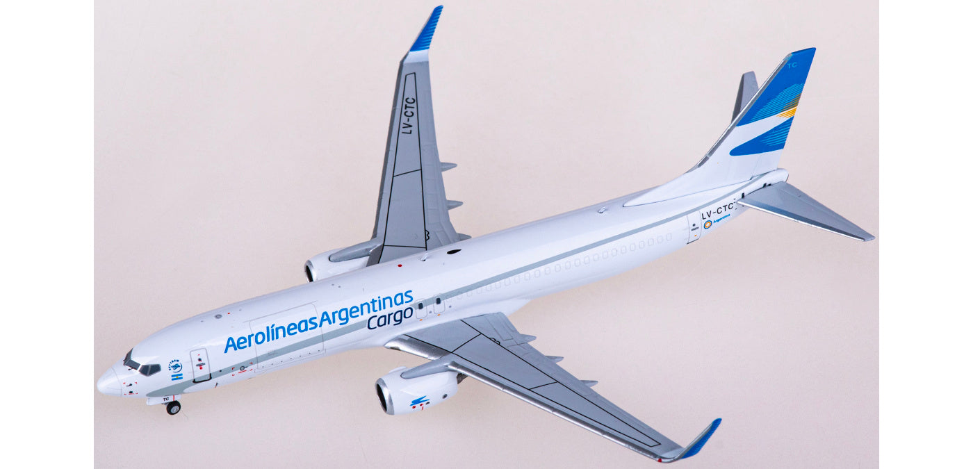 1:400 NG Models NG58183 Aerolíneas Argentinas Cargo Boeing 737-800 LV-CTC+Free Tractor