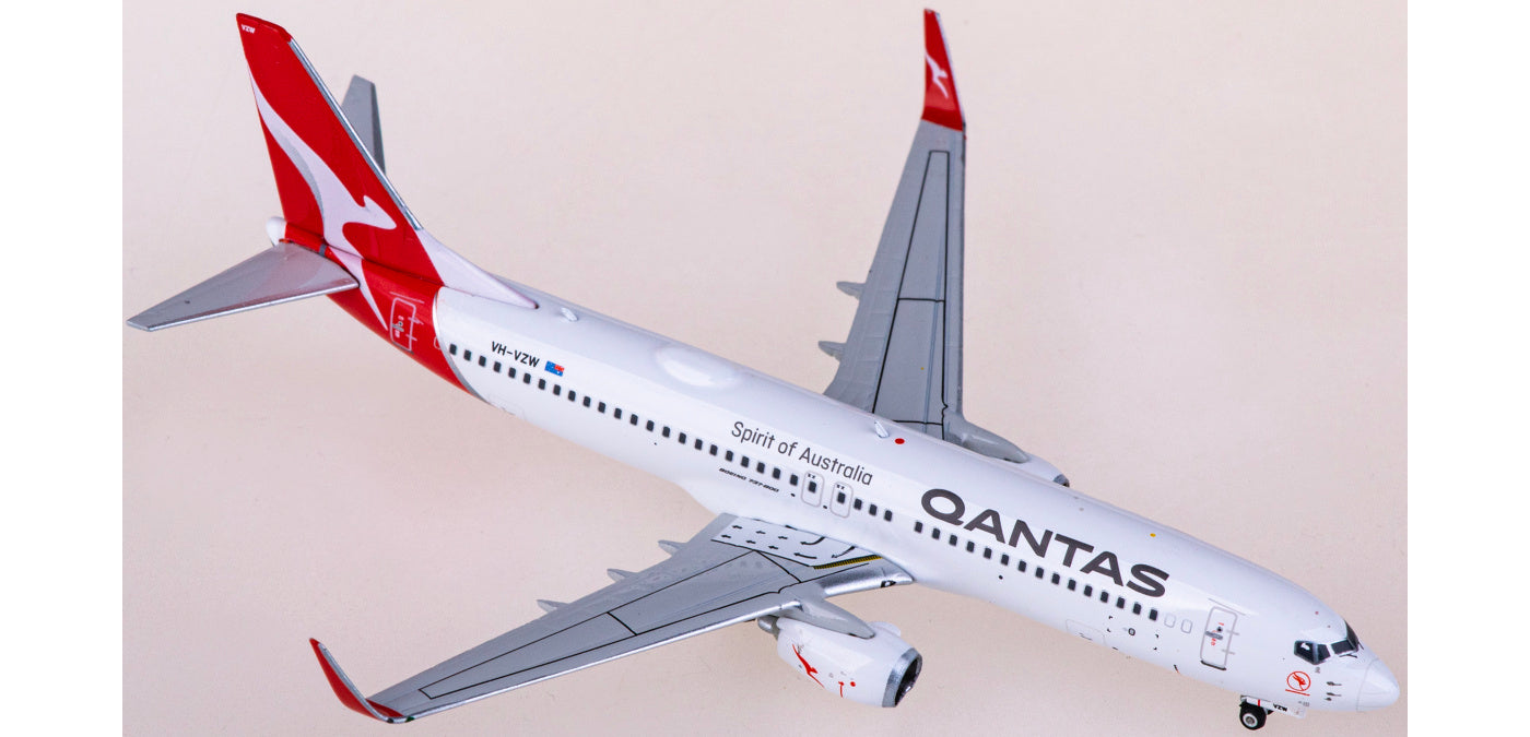 1:400 Phoenix PH04567 Qantas Airways Boeing 737-800 VH-VZW Aircraft Model+Free Tractor