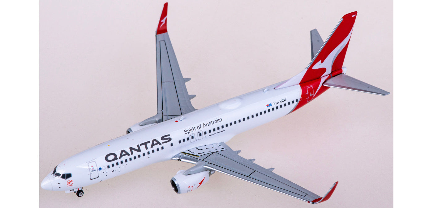 1:400 Phoenix PH04567 Qantas Airways Boeing 737-800 VH-VZW Aircraft Model+Free Tractor
