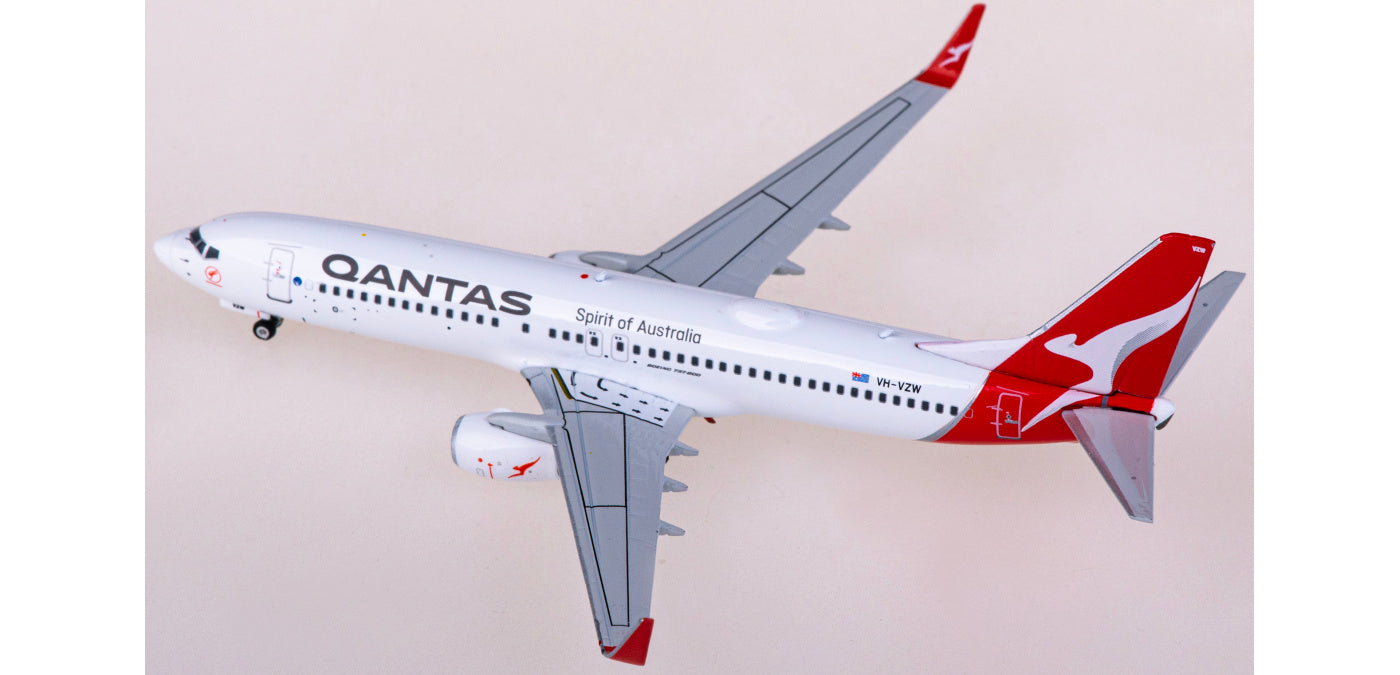1:400 Phoenix PH04567 Qantas Airways Boeing 737-800 VH-VZW Aircraft Model+Free Tractor