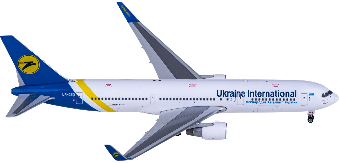 1:400 Phoenix PH11834 Ukraine International Boeing 767-300ER UR-GED Aircraft Model+Free Tractor