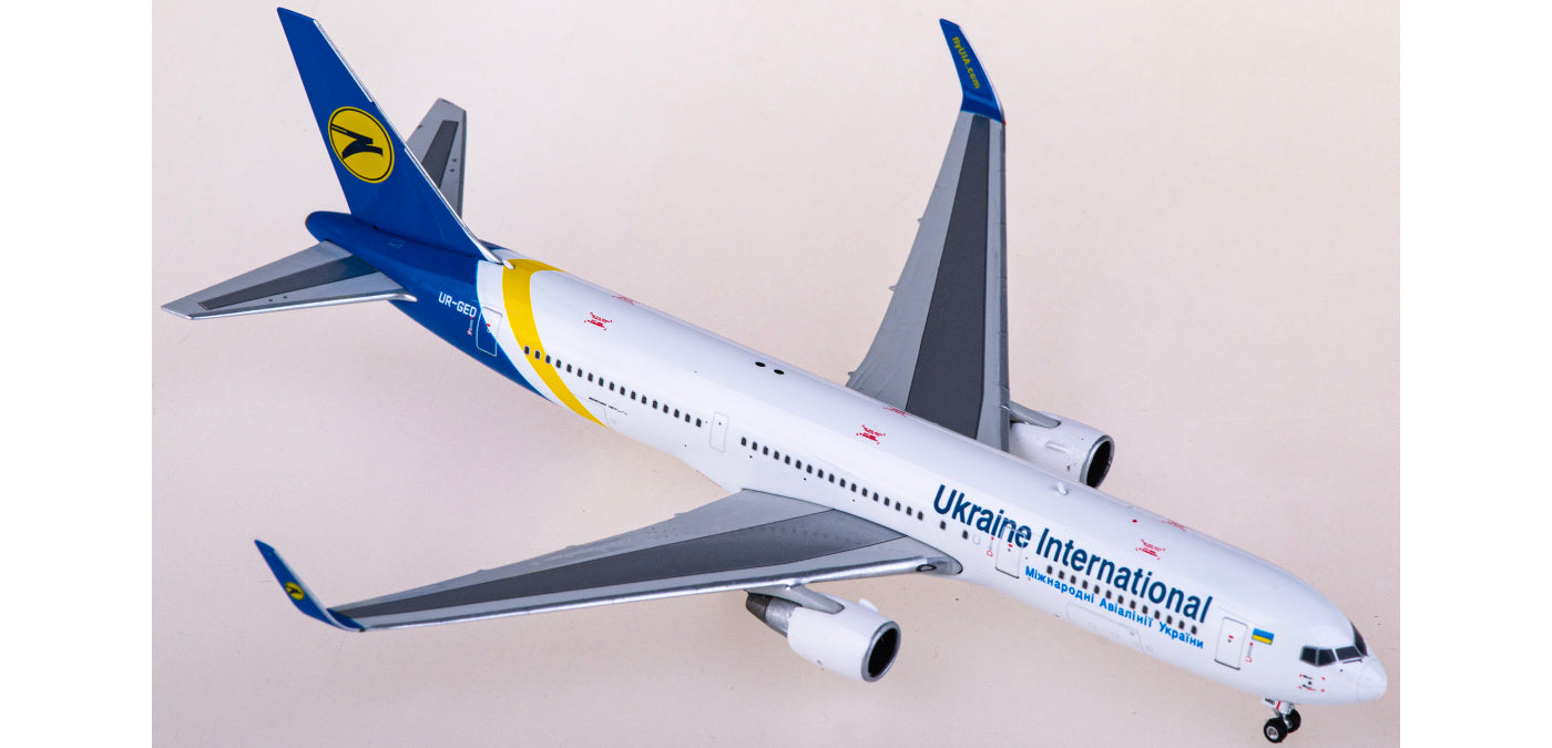 1:400 Phoenix PH11834 Ukraine International Boeing 767-300ER UR-GED Aircraft Model+Free Tractor