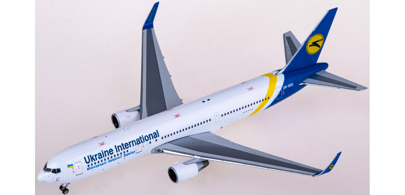 1:400 Phoenix PH11834 Ukraine International Boeing 767-300ER UR-GED Aircraft Model+Free Tractor