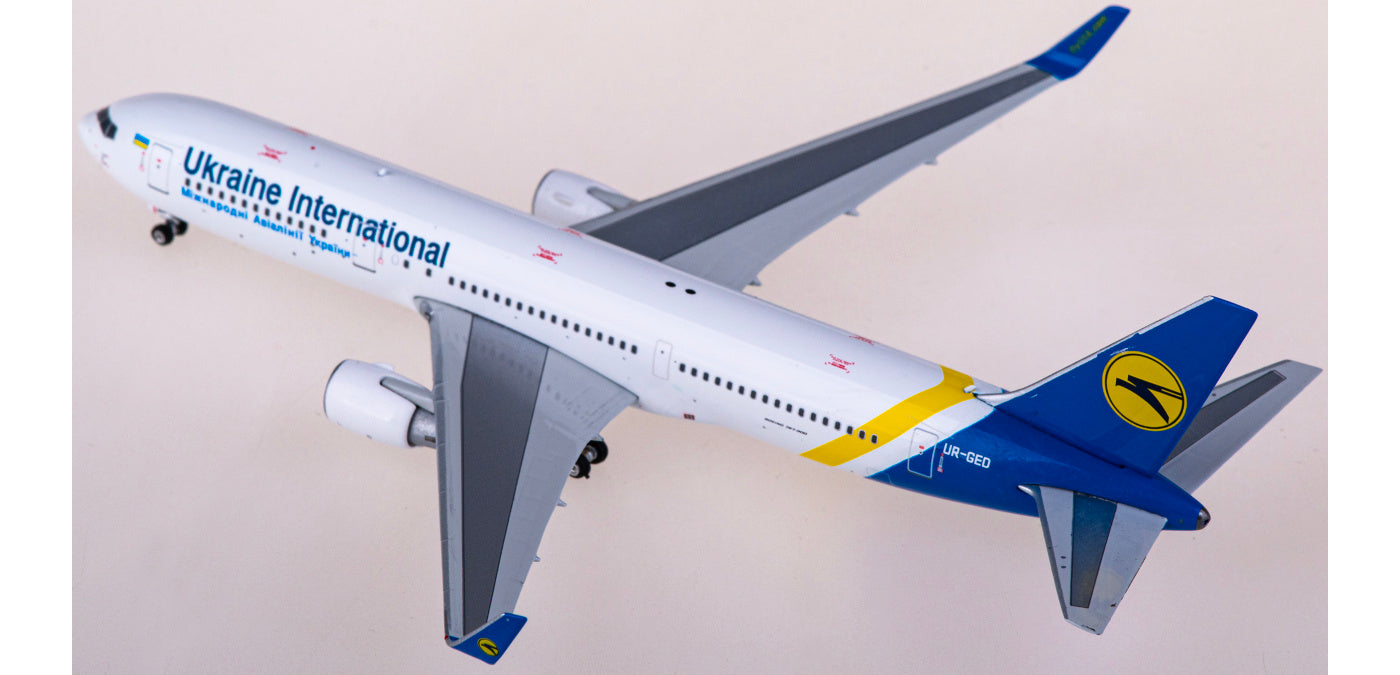 1:400 Phoenix PH11834 Ukraine International Boeing 767-300ER UR-GED Aircraft Model+Free Tractor