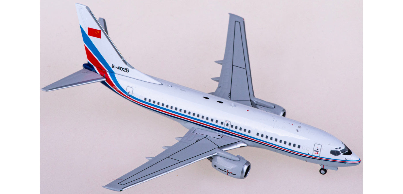 1:400 NG Models NG77039 PLAAF Boeing 737-700 B-4025 Aircraft Model+Free Tractor
