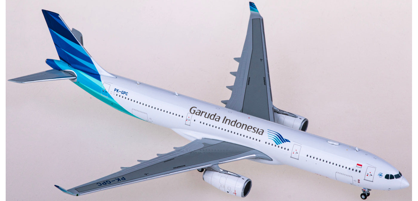 1:400 JC Wings LH4217 Garuda Indonesia Airbus A330-300 PK-GPC Aircraft Model+Free Tractor