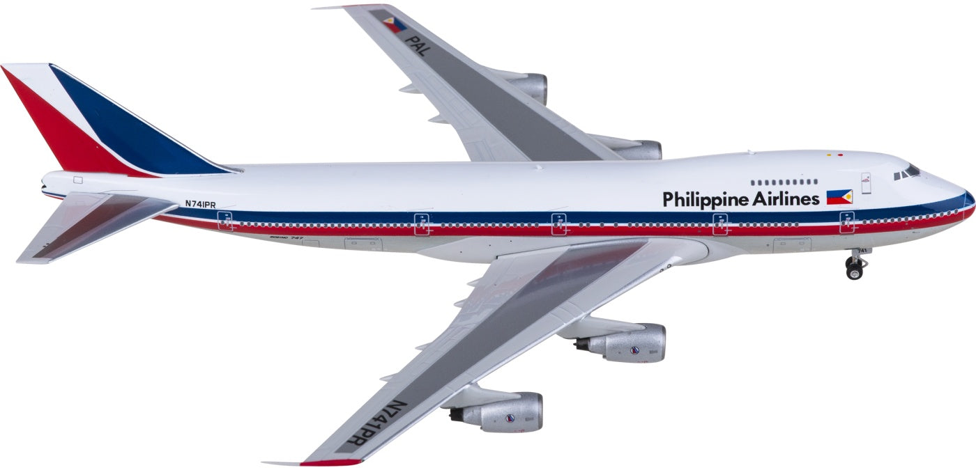 1:400 Phoenix PH11889 Philippine Airlines Boeing 747-200 N741PR Aircraft Model+Free Tractor