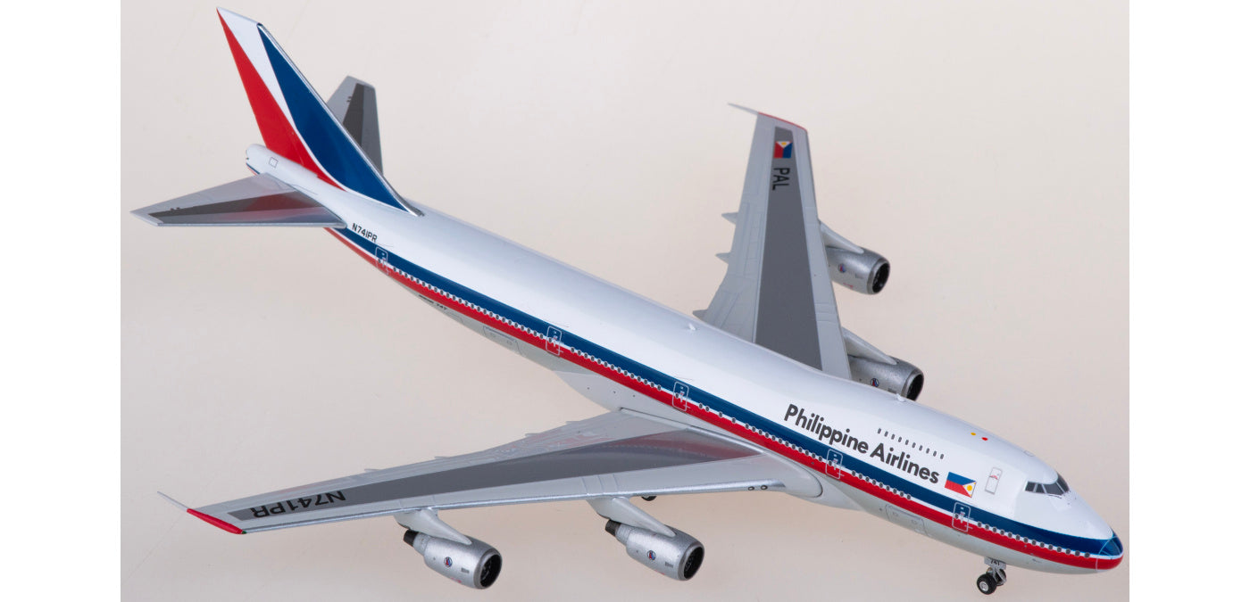 1:400 Phoenix PH11889 Philippine Airlines Boeing 747-200 N741PR Aircraft Model+Free Tractor