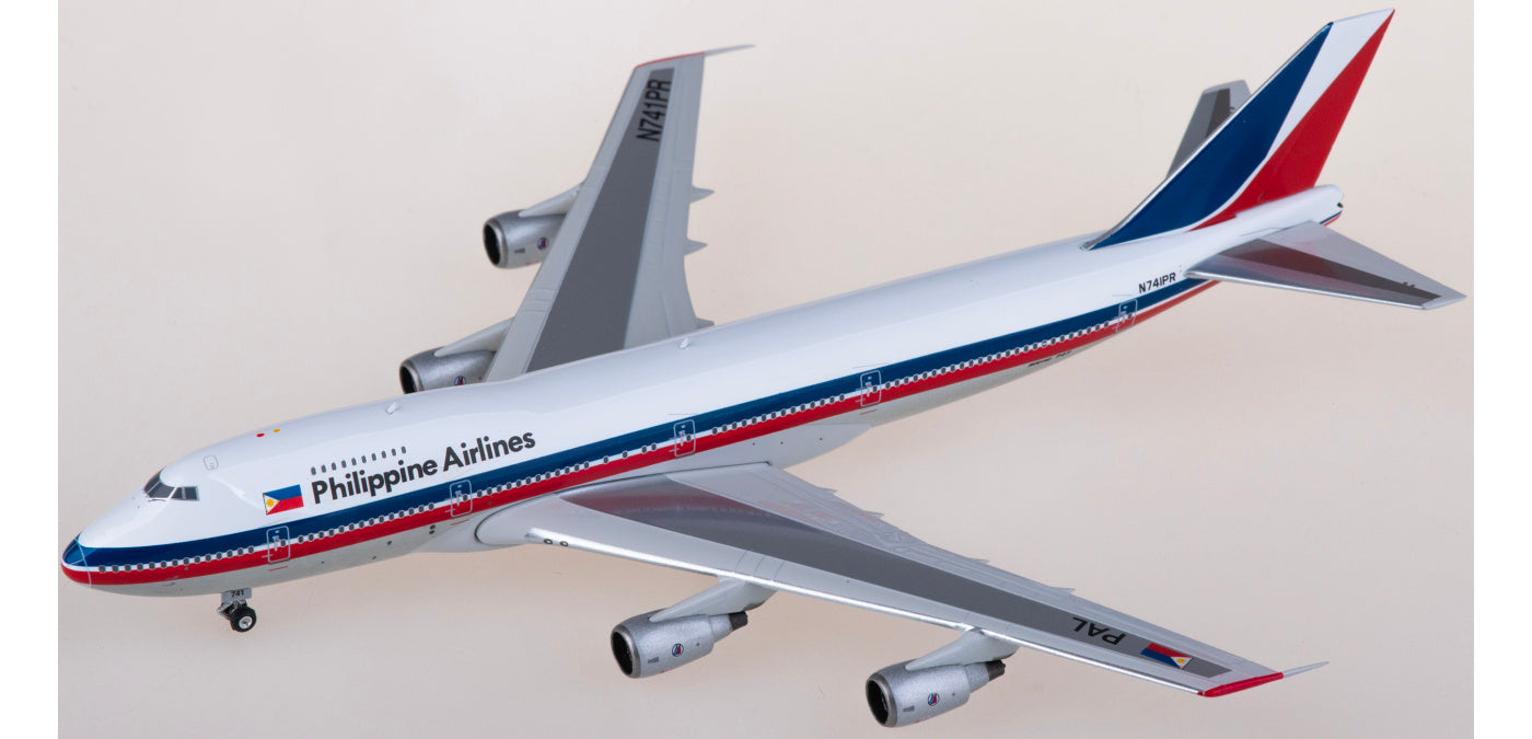 1:400 Phoenix PH11889 Philippine Airlines Boeing 747-200 N741PR Aircraft Model+Free Tractor