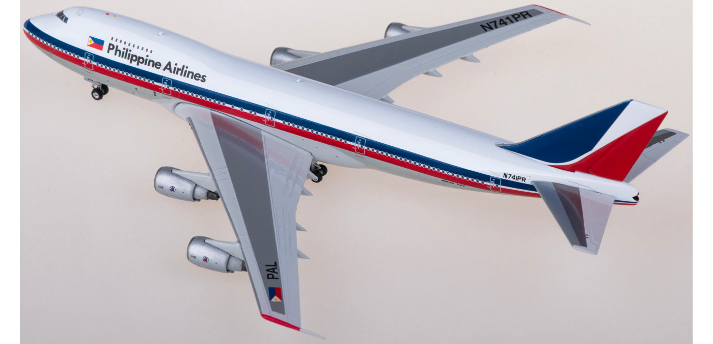 1:400 Phoenix PH11889 Philippine Airlines Boeing 747-200 N741PR Aircraft Model+Free Tractor