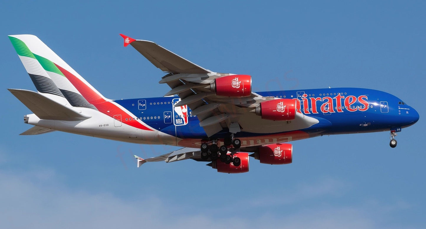 1:400 YY Wings Emirates Airways A380 A6-EOD Aircraft Model+Tractor