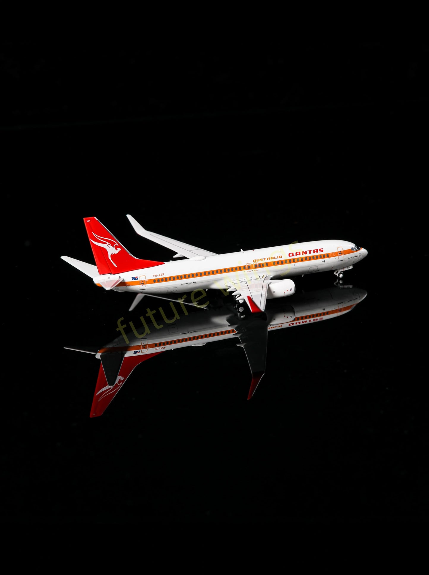 1:400 AeroPolaris 7380012 Qantas Airways B737-800 VH-XZP Aircraft Model+Free Tractor