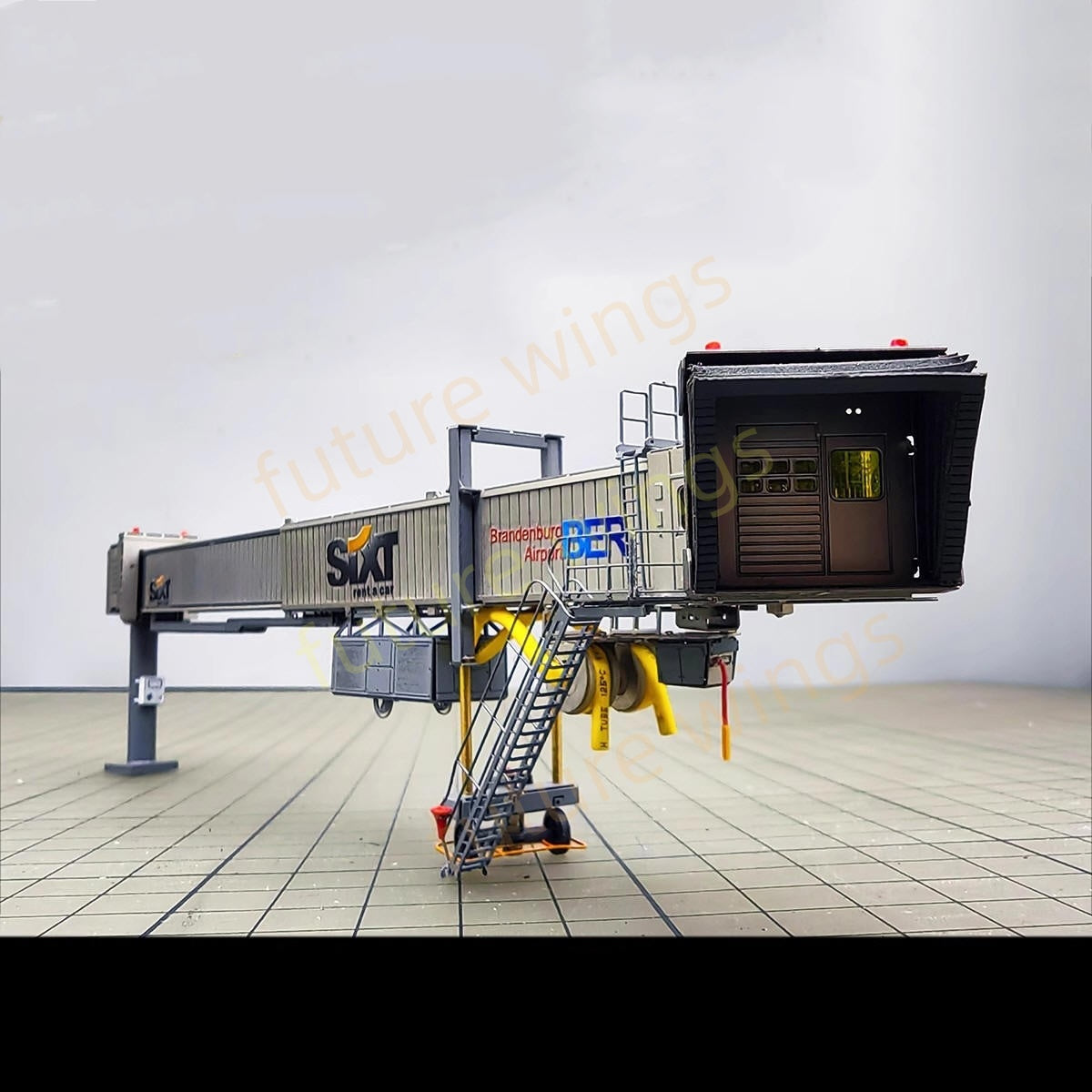 1:200 Hanger08 Highly Details Diecast Airport GSE Boarding Bridge