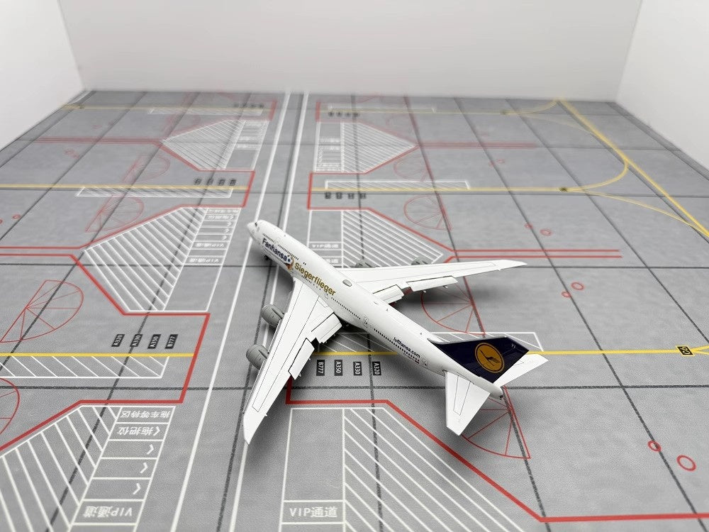 1:400 YY Wings Lufthansa Airlines Boeing B747-8 D-ABYD/D-ABYI/D-ABYM/D-ABYP Aircraft Model+Free Tractor