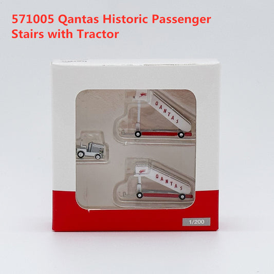 1:200 Herpa Wings Airport GSE 571005 assenger stairs with tractor (Qantas Airways)