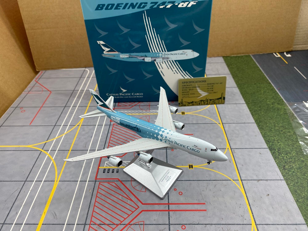 1:400 YY Wings Cathay Pacific Boeing 747-8F B-LJA Aircraft Model +Free Tractor