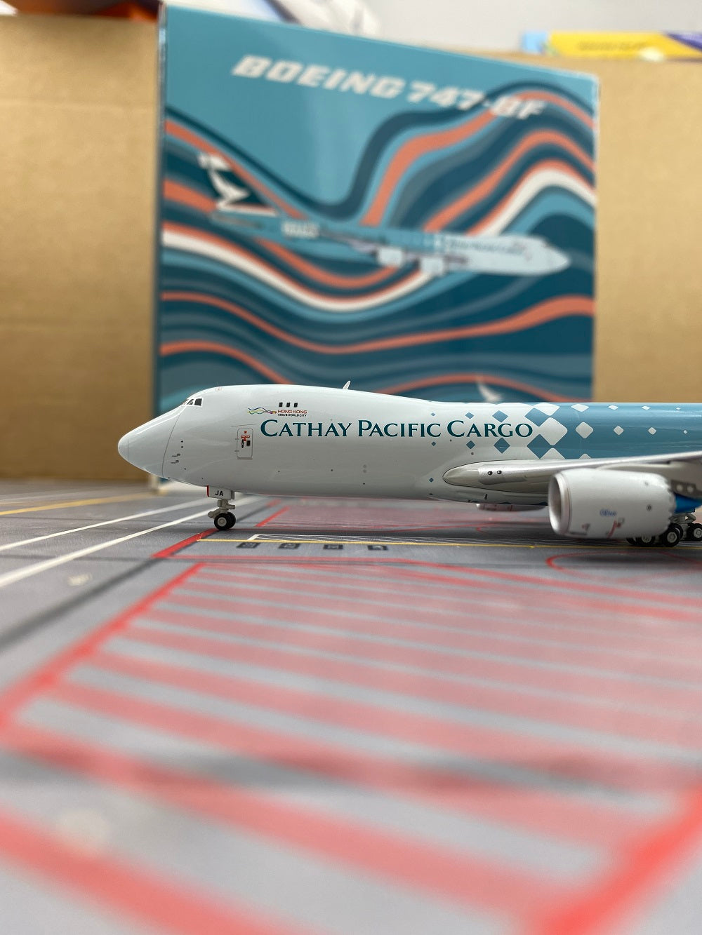 1:400 YY Wings Cathay Pacific Boeing 747-8F B-LJA Aircraft Model +Free Tractor