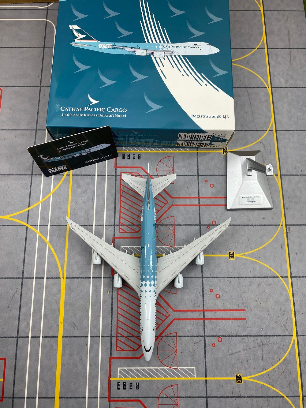 1:400 YY Wings Cathay Pacific Boeing 747-8F B-LJA Aircraft Model +Free Tractor