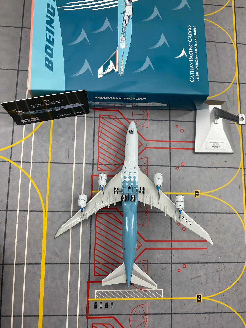 1:400 YY Wings Cathay Pacific Boeing 747-8F B-LJA Aircraft Model +Free Tractor