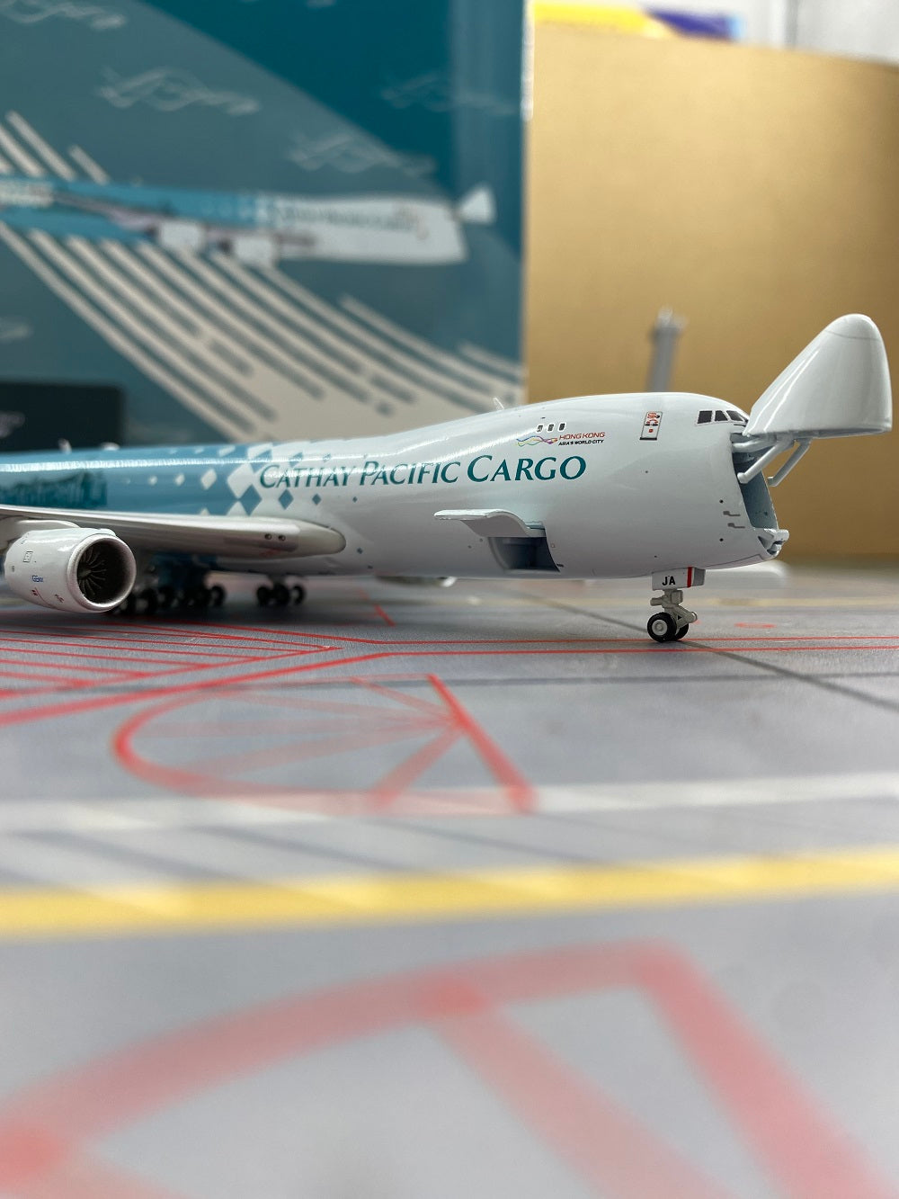 1:400 YY Wings Cathay Pacific Boeing 747-8F B-LJA Aircraft Model +Free Tractor