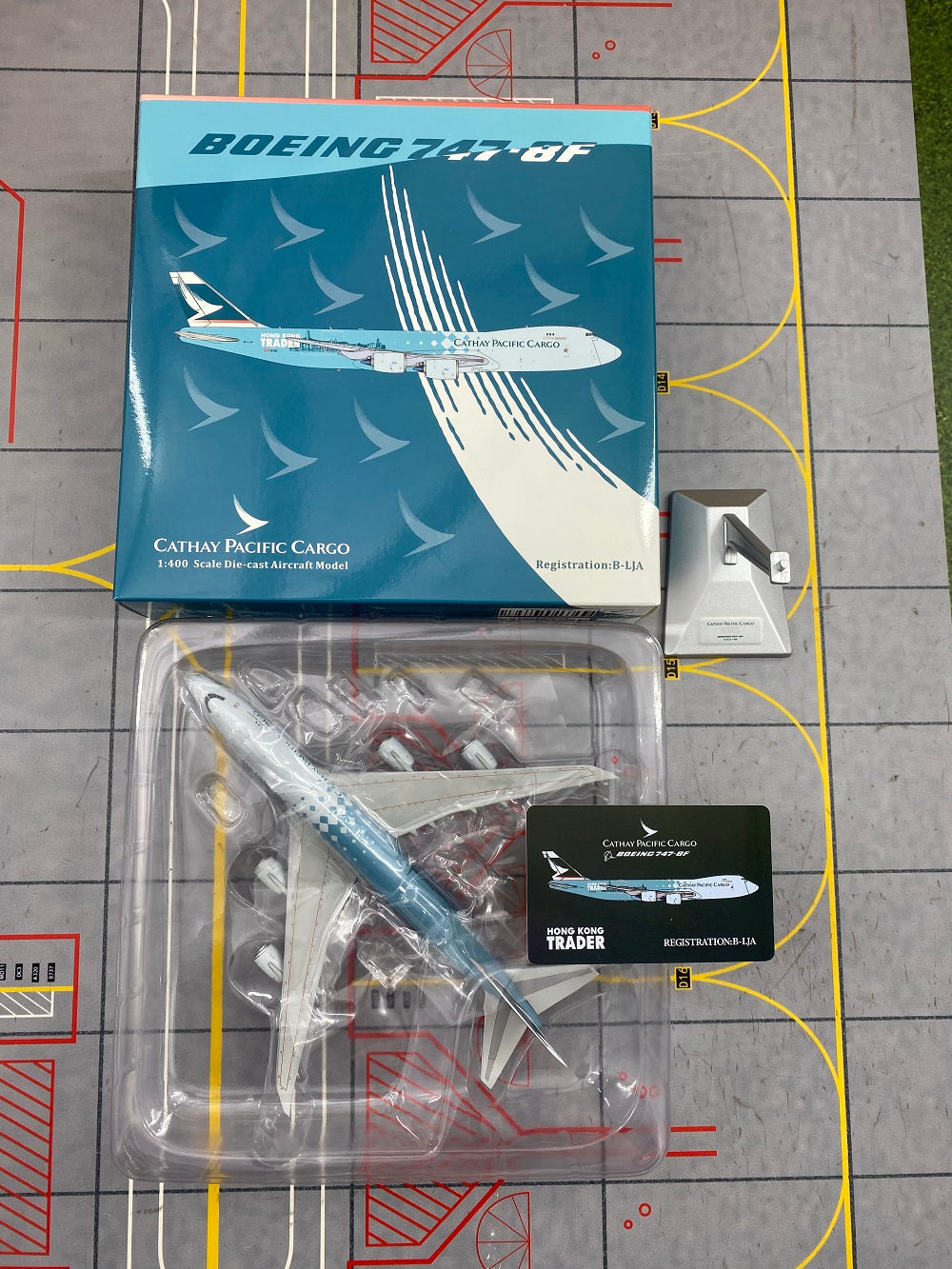 1:400 YY Wings Cathay Pacific Boeing 747-8F B-LJA Aircraft Model +Free Tractor