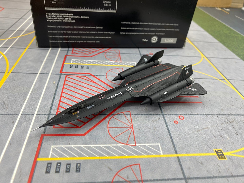 1:200 Herpa Wings USAF SR 71 Blackbird Diecast Aircraft Model