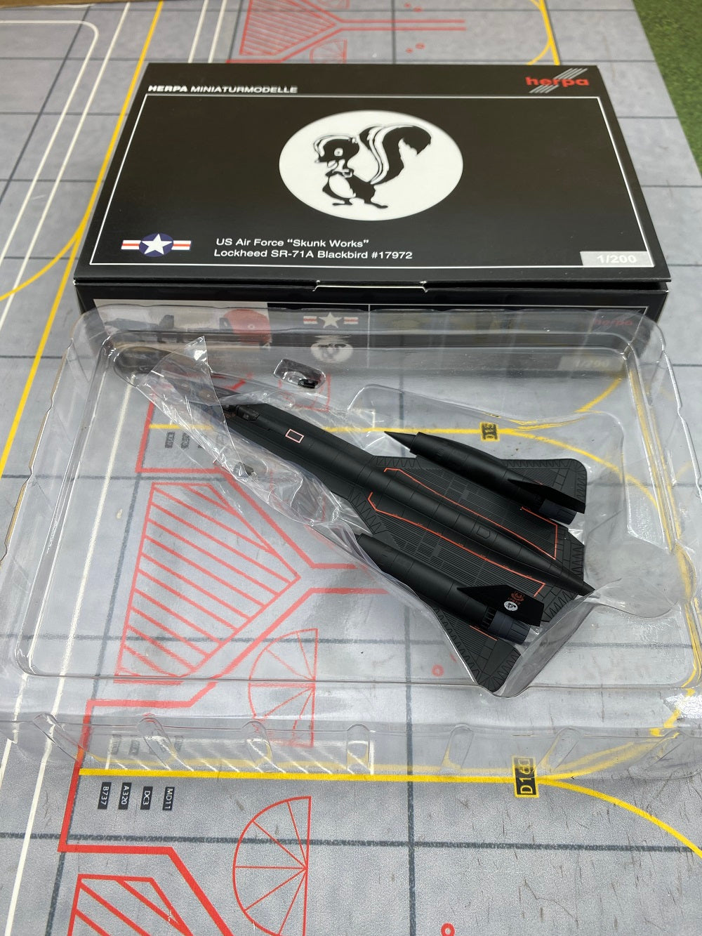 1:200 Herpa Wings USAF SR 71 Blackbird Diecast Aircraft Model