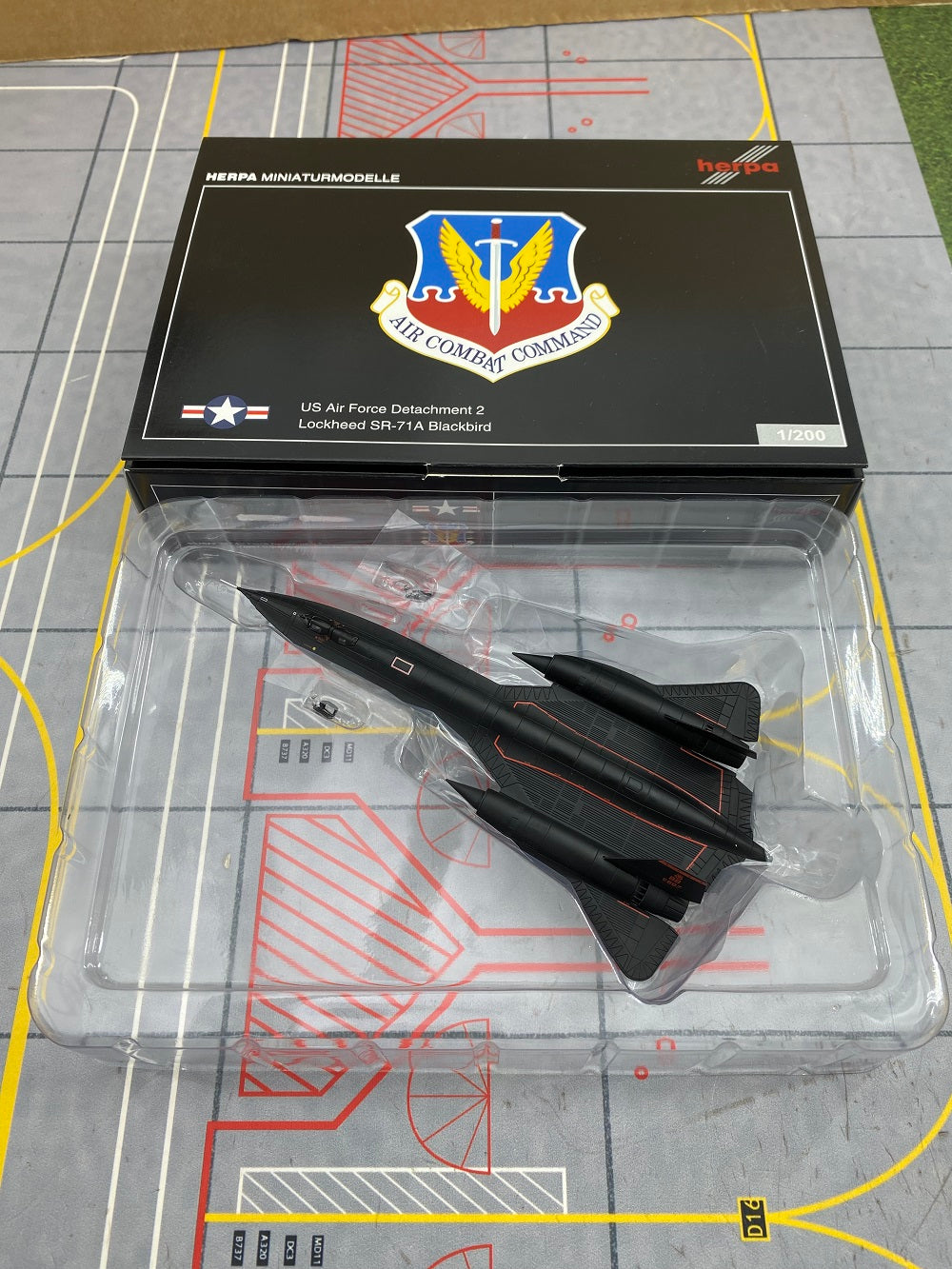 1:200 Herpa Wings USAF SR 71 Blackbird Diecast Aircraft Model