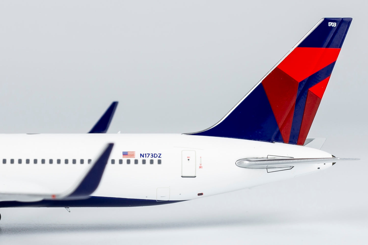 1:400 NG Models NG17002 Delta Airlines B767-300ER N173DZ Aircraft Model+Free Tractor