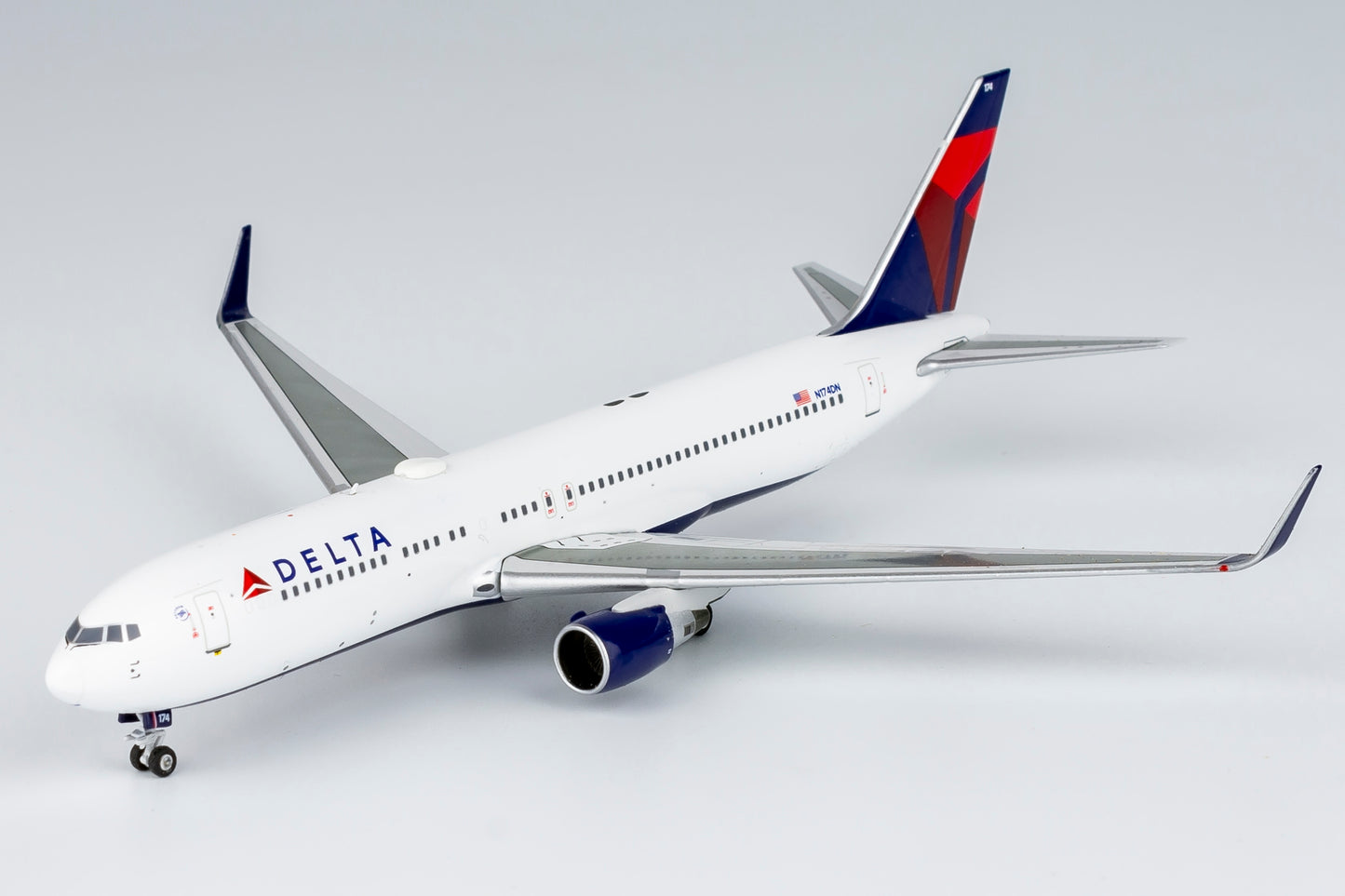 1:400 NG Models NG17001 Delta Airlines B767-300ER N174DN Aircraft Model+Free Tractor