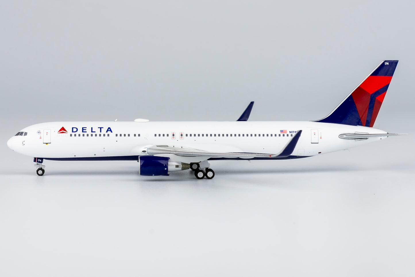 1:400 NG Models NG17001 Delta Airlines B767-300ER N174DN Aircraft Model+Free Tractor