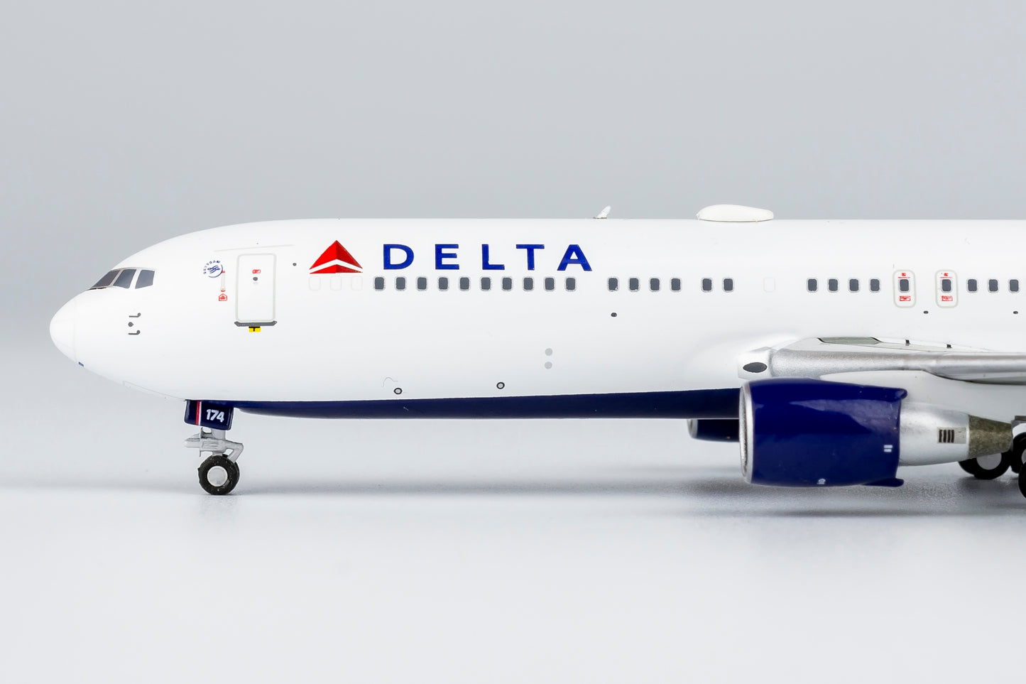 1:400 NG Models NG17001 Delta Airlines B767-300ER N174DN Aircraft Model+Free Tractor