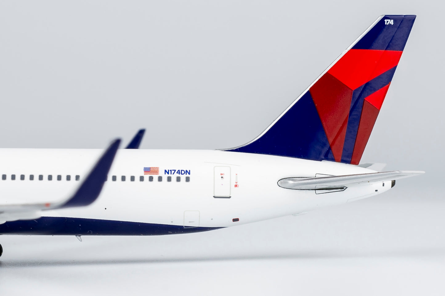 1:400 NG Models NG17001 Delta Airlines B767-300ER N174DN Aircraft Model+Free Tractor