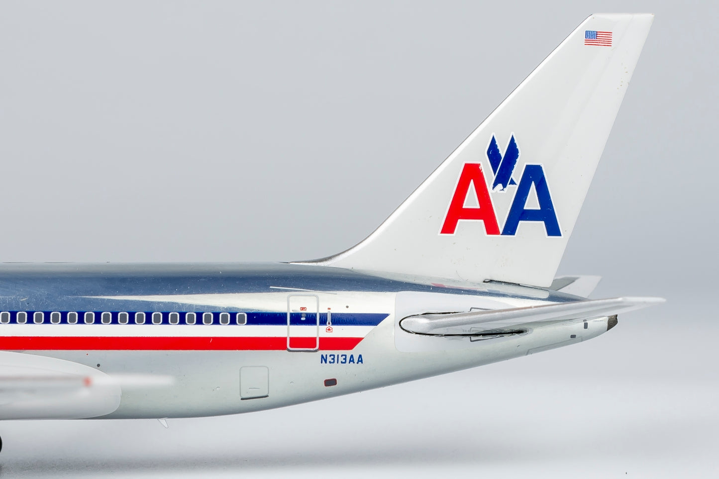 1:400 NG Models NG16001 American Airlines Boeing 767-200 N313AA Aircraft Model+Free Tractor