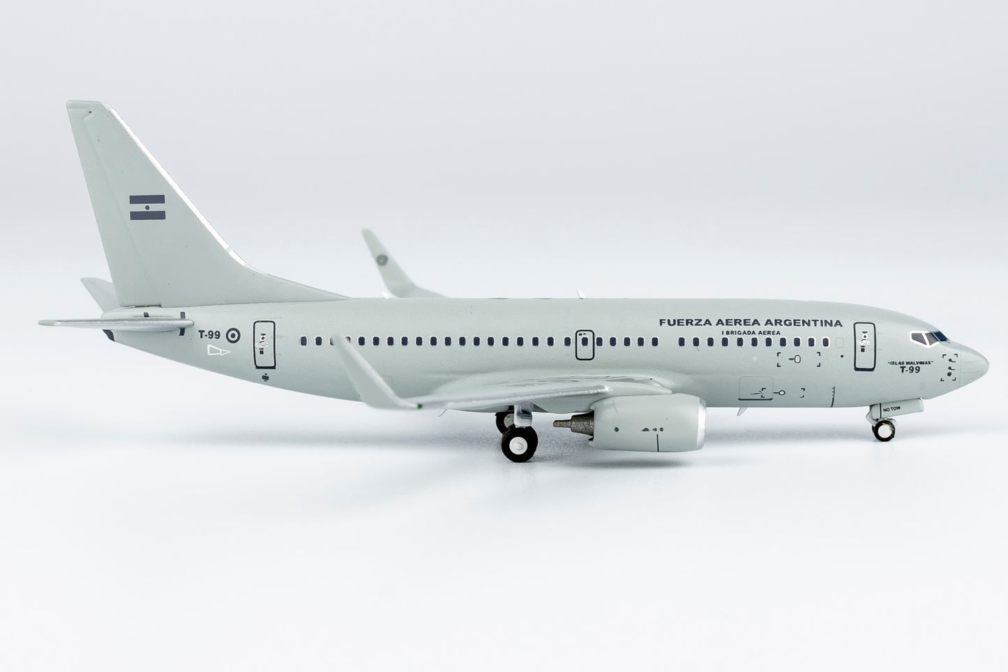 1:400 NG Models NG77048 Argentinean Air Force FAA Boeing 737-700 T-99 Aircraft Model+Free Tractor