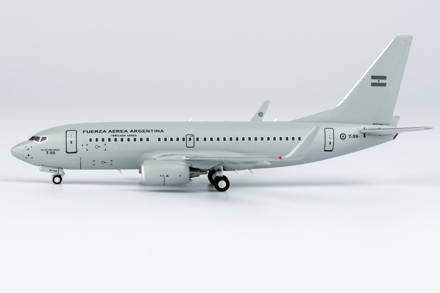 1:400 NG Models NG77048 Argentinean Air Force FAA Boeing 737-700 T-99 Aircraft Model+Free Tractor