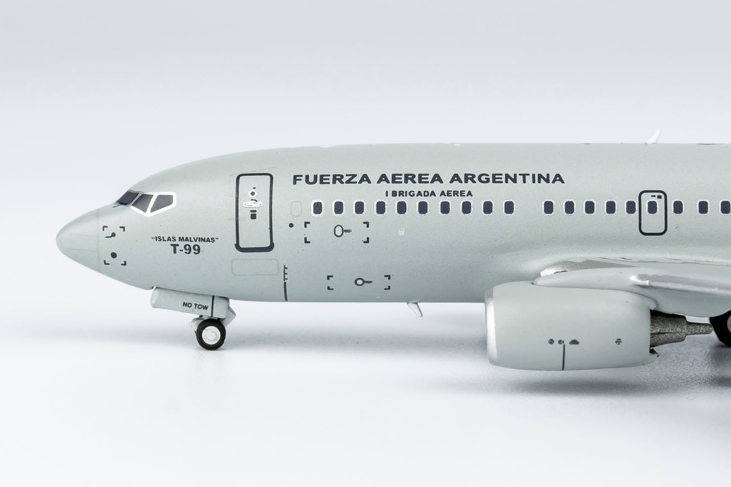 1:400 NG Models NG77048 Argentinean Air Force FAA Boeing 737-700 T-99 Aircraft Model+Free Tractor