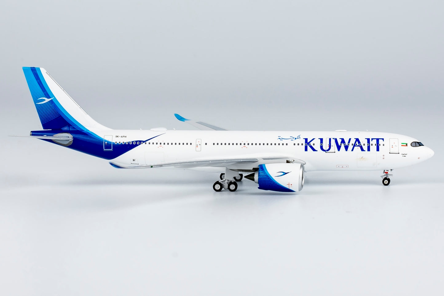 1:400 NG Models NG67001 Kuwait Airways Airbus A330-800neo 9K-APH Aircraft Model+Free Tractor