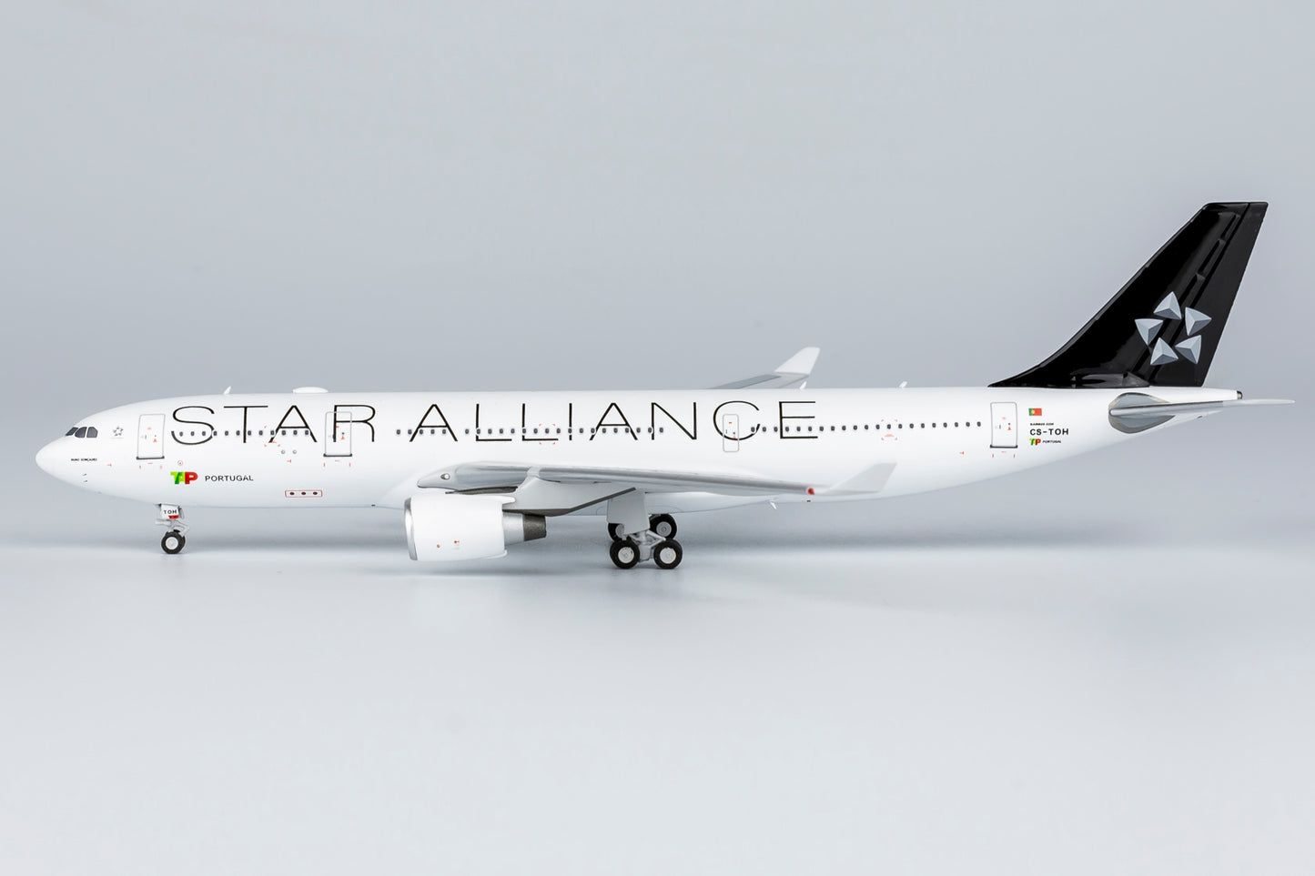 1:400 NG Models NG61085 TAP Portugal Airbus A330-200 CS-TOH "STAR ALLANCE" Aircraft Model+Free Tractor