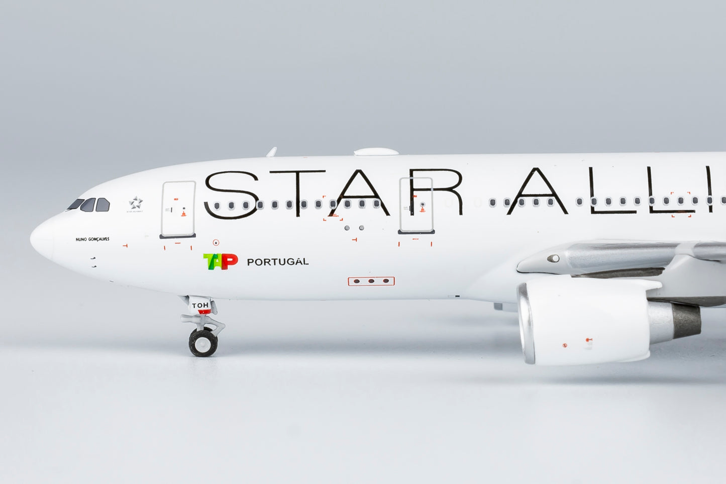 1:400 NG Models NG61085 TAP Portugal Airbus A330-200 CS-TOH "STAR ALLANCE" Aircraft Model+Free Tractor
