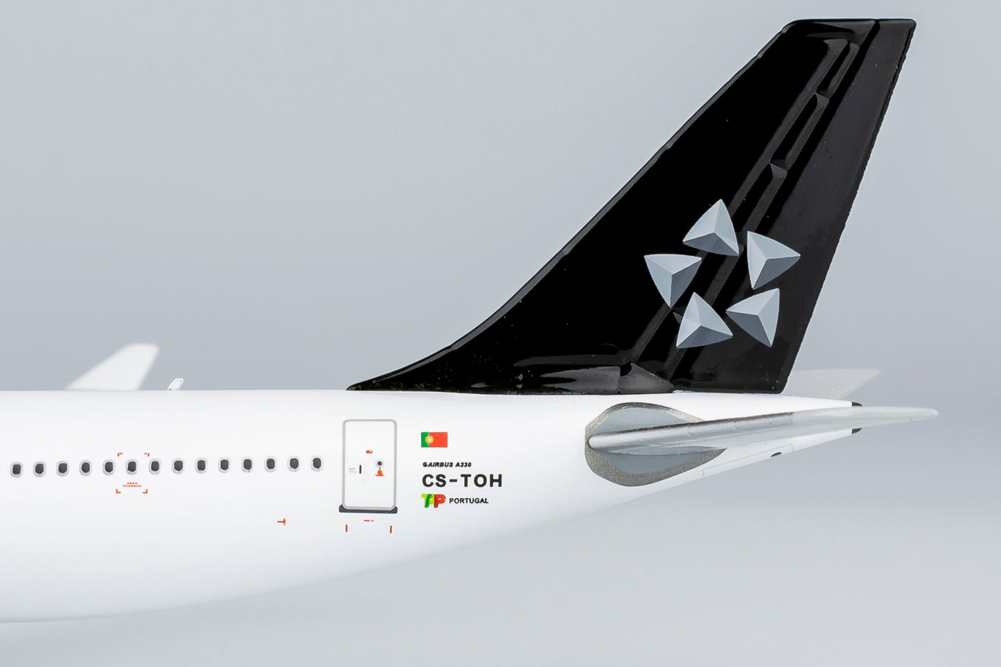 1:400 NG Models NG61085 TAP Portugal Airbus A330-200 CS-TOH "STAR ALLANCE" Aircraft Model+Free Tractor
