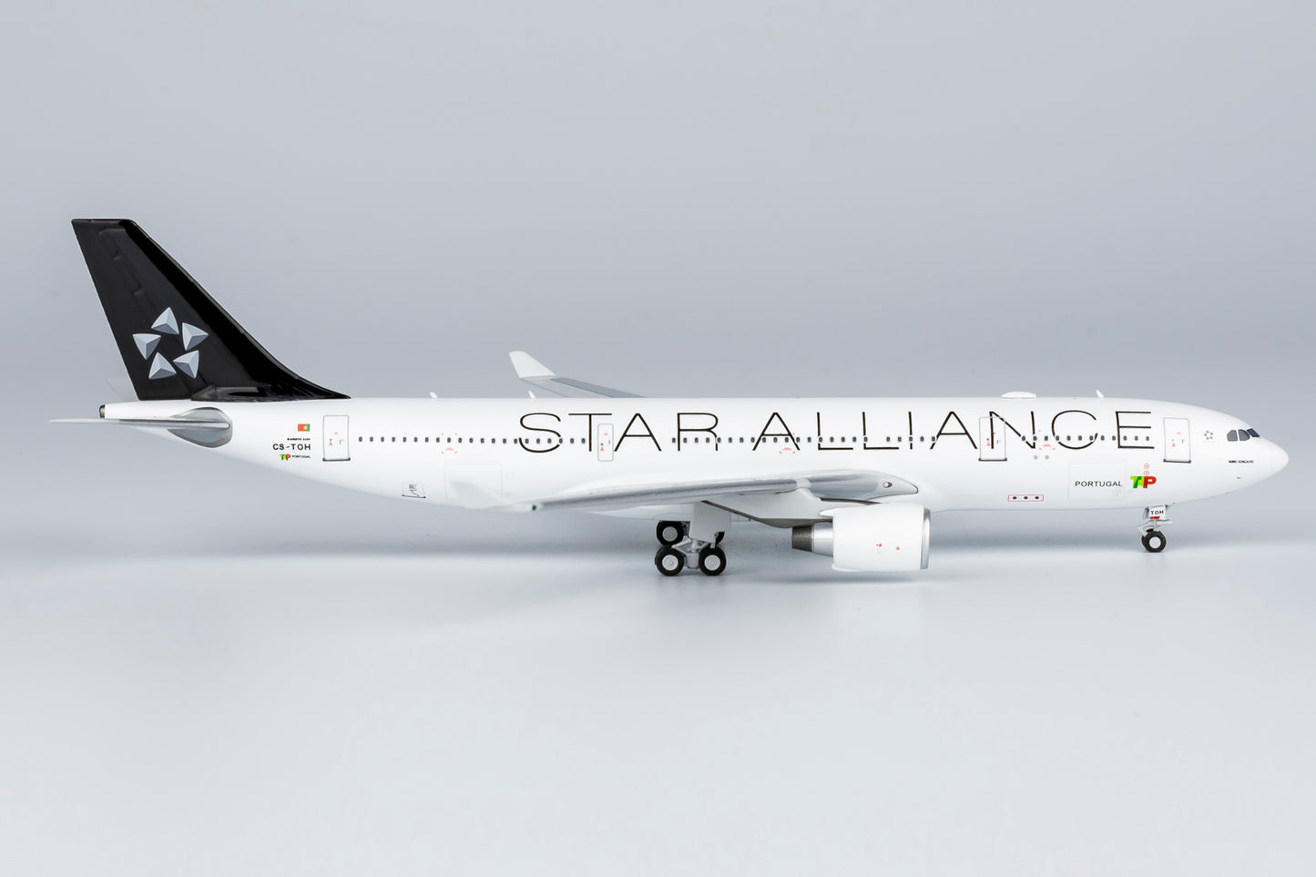 1:400 NG Models NG61085 TAP Portugal Airbus A330-200 CS-TOH "STAR ALLANCE" Aircraft Model+Free Tractor