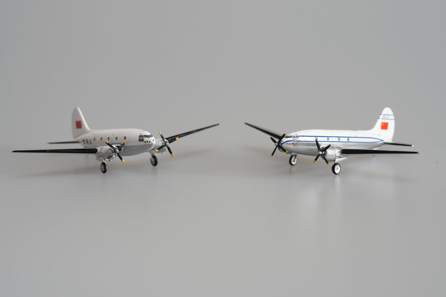 1:400 Yu Model CAAC Curtiss C-46 202 214 (ShangHai&GuangZhou) Aircarft Model+Free Tractor