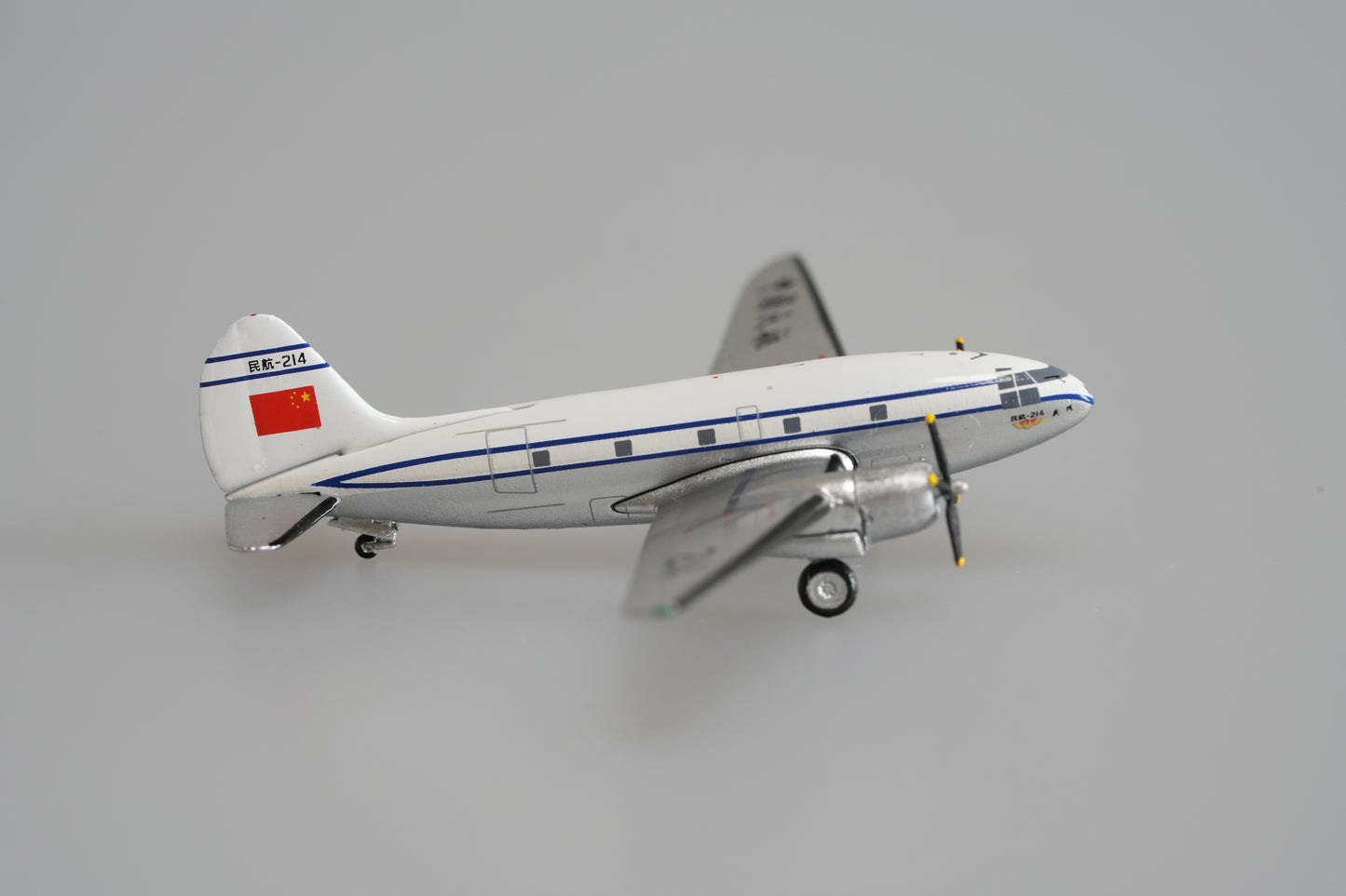 1:400 Yu Model CAAC Curtiss C-46 202 214 (ShangHai&GuangZhou) Aircarft Model+Free Tractor