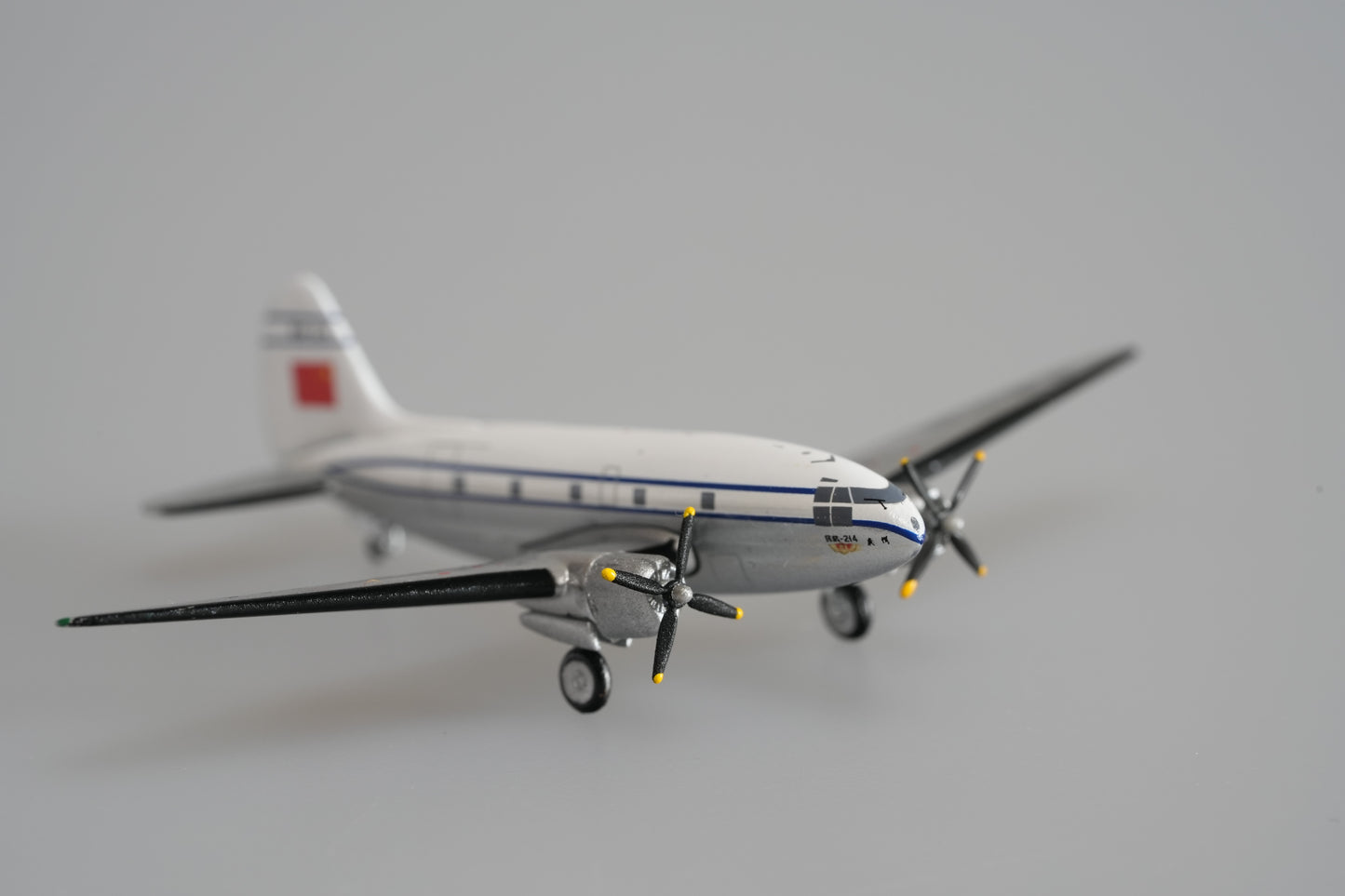 1:400 Yu Model CAAC Curtiss C-46 202 214 (ShangHai&GuangZhou) Aircarft Model+Free Tractor