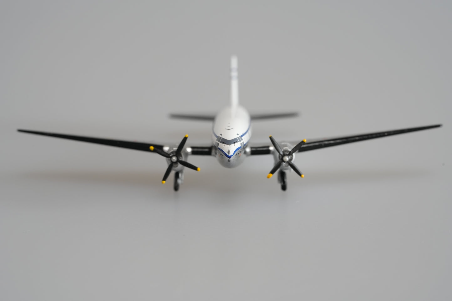 1:400 Yu Model CAAC Curtiss C-46 202 214 (ShangHai&GuangZhou) Aircarft Model+Free Tractor