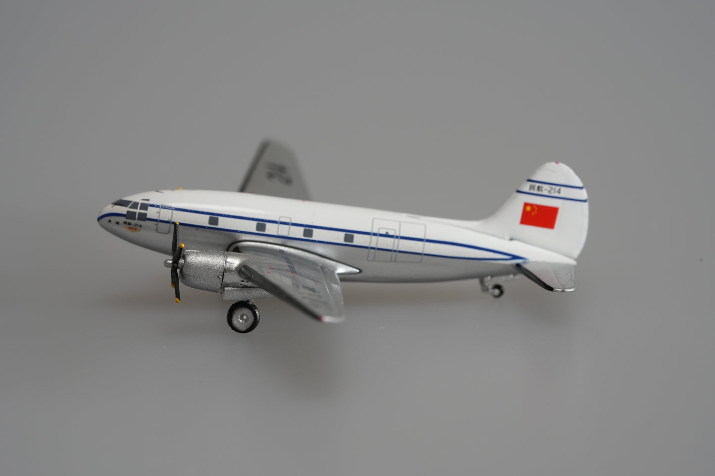 1:400 Yu Model CAAC Curtiss C-46 202 214 (ShangHai&GuangZhou) Aircarft Model+Free Tractor