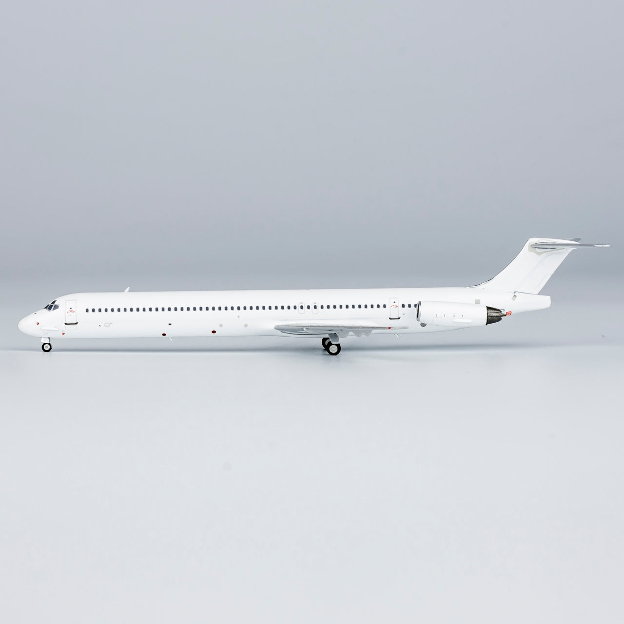 1:400 NG Models NG83000 McDonnell Douglas MD-82 Blank Aircraft Model+Free Tractor