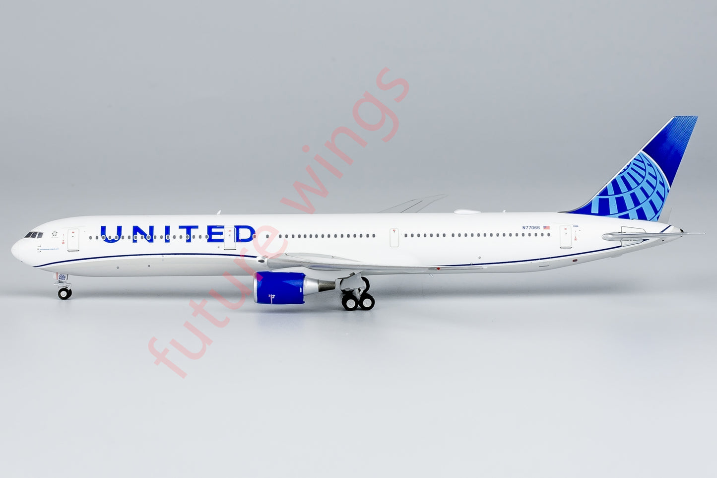 1:400 NG Models NG18001 United Airlines Boeing 767-400ER N77066 Aircraft Model+Free Tractor