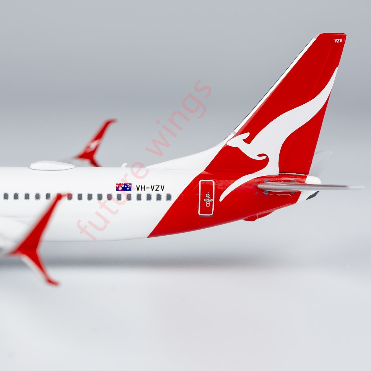 1:400 NG Models NG58237 Qantas Airways Boeing 737-800 VH-VZV Aircraft Model+Free Tractor